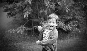Naturen skal nydes. Børn fanger naturen flot, og det kan resultere i nogle skønne fotografier. Fang øjeblikket med en Aarhus fotograf.