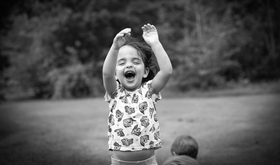 Mærk børns latter gennem billeder. Book en fotografing af dine børn i naturen, i dag.